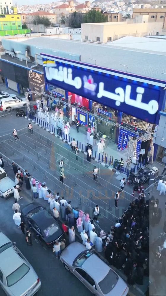 يوم الافتتاح وتنظيم الحشود