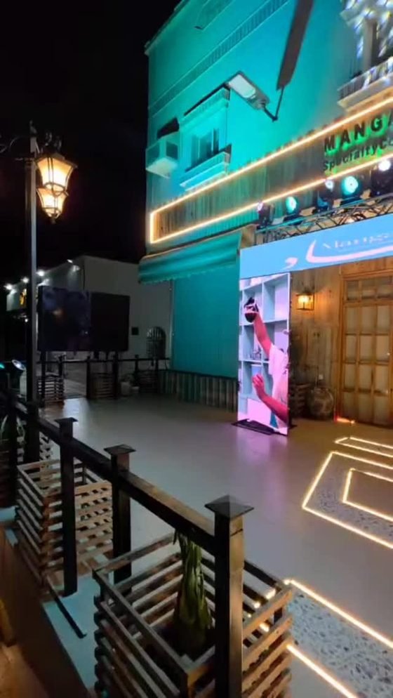 ممر فعالية بإضاءة ملونة وشاشة عرض عمودية