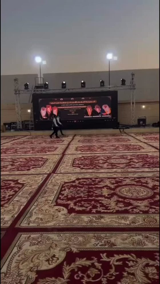 شاشة LED خارجية كبيرة مع كشافات وتجهيز أرضية