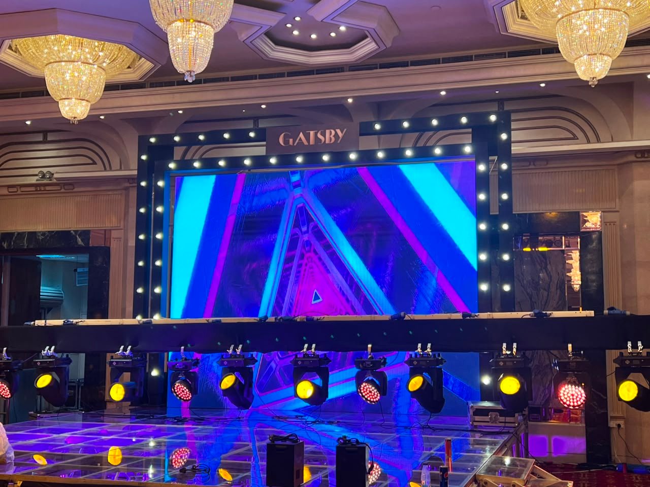 مسرح مؤتمر بشاشة LED عملاقة وإضاءة مسرحية