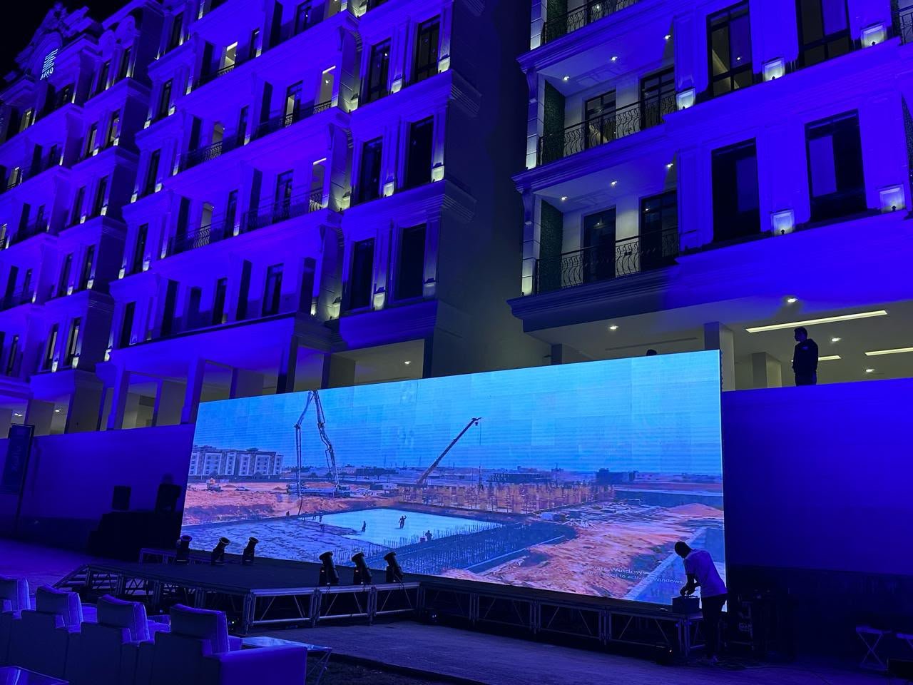 شاشة LED خارجية وإنارة معمارية لواجهة مبنى
